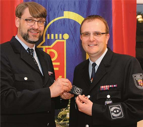 LFV-Präsident Frank Hachemer (li.) übergab die Funktionsabzeichen als Kreisverbands-Vorsitzender an den neuen KFV-Chef Dirk Elberskirch. KFV/Buhr