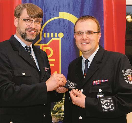 LFV-Präsident Frank Hachemer (li.) übergab die Funktionsabzeichen als Kreisverbands-Vorsitzender an den neuen KFV-Chef Dirk Elberskirch. KFV/Buhr