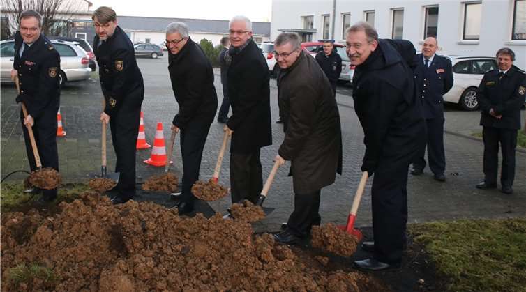 LFV-Präsidiumsmitglied Berthold Berenz (v.l.), LFV Präsident Frank Hachemer, Innenminister Roger Lewentz, Manfred Breitbach, stellvertretender Geschäftsführer der Unfallkasse Rheinland-Pfalz, Landrat Dr. Alexander Saftig und Andreas Spahlinger, Leiter der Feuerwehr- und Katastrophenschutzschule, beim symbolischen Spatenstich. E. Schwabe