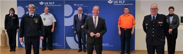 LFV RLP-Präsident Frank Hachemer (2.v.l.), Jörg Michel, stellvertretender Landesjugendfeuerwehrwart (3.v.l.), Manfred Breitbach, Geschäftsführer der Unfallkasse RLP (4.v.l.), Staatssekretär Randolf Stich (5.v.l.) und Michael Klein, LFV RLP-Geschäftsführer (6.v.l.) gratulierten der Feuerwehr Krümmel-Sessenhausen.Foto: UKRLP