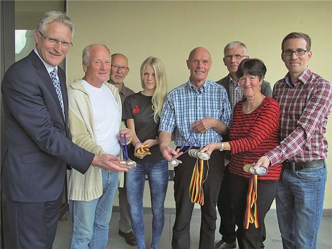 LG Präsident Dieter Zimmermann (l.) präsentiert die Medaillengewinner 2014 (v.l.): Wolfgang Geyer, Leopold Eybl, Majtie Kolberg, Wolfgang Kownatka, Hans Meyer, Elisabeth Meyer und Thorsten Meyer. privat