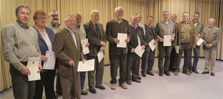 LJV-Vizepräsident Lorenz Steden (r.) zeichnete mit dem Kreisjagdgruppen-Vorsitzenden Markus Thomas in Faid langjährige Verbandsmitglieder aus.MT