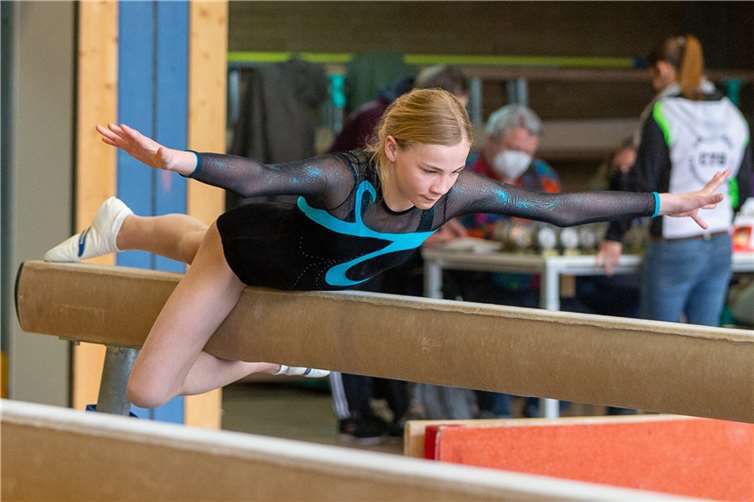 LK2-Siegerin Lina Schmengler am Schwebebalken.