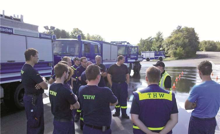LKWs stellen ihre Fahrer in brenzligen Situationen vor besondere Herausforderungen.THW