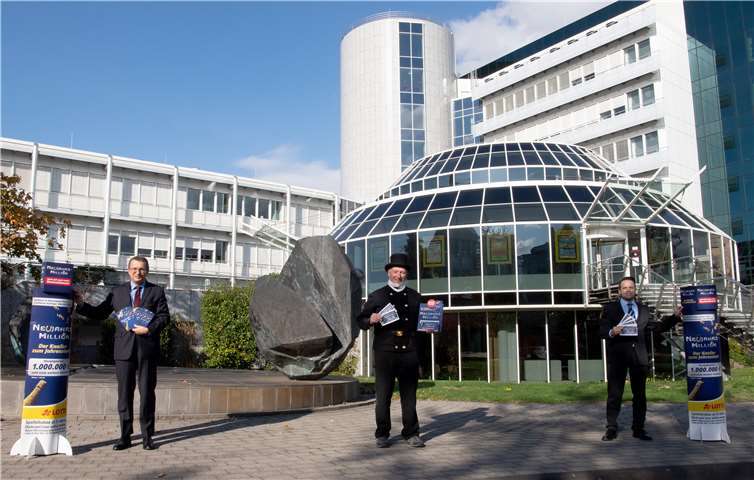 LOTTO-Geschäftsführer Jürgen Häfner (li.) und LOTTO-Marketingleiter Steffen Heidorn (re.) freuen sich gemeinsam mit dem glücksbringenden Schornsteinfeger Hermann Krings auf die Neuauflage der Neujahrs-Million.Foto: Seydel