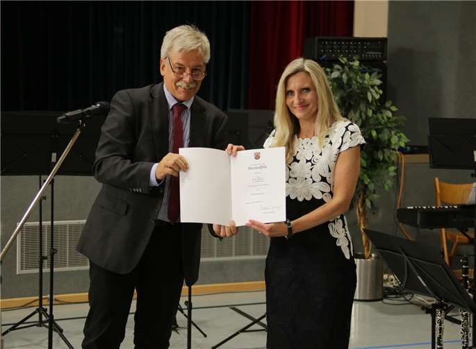 LRSD Hendrik Immel überreichte Dr. Annette Gies die Ernennungsurkunde zur Oberstudienrätin. Foto: privat