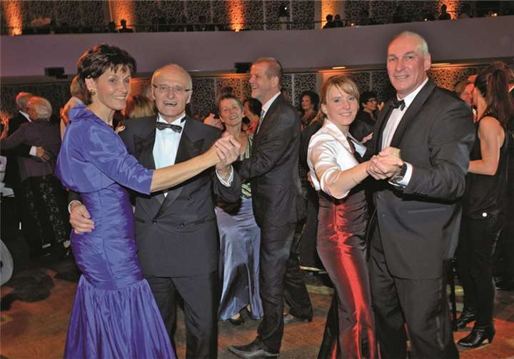 LSB-Präsidentin Karin Augustin (ganz links, mit ihrem Gatten) sowie Präsident des Sportbundes Rheinland und LSB-Vizepräsident Fred Pretz (ganz rechts, mit seiner Gattin) beim Eröffnungstanz.
