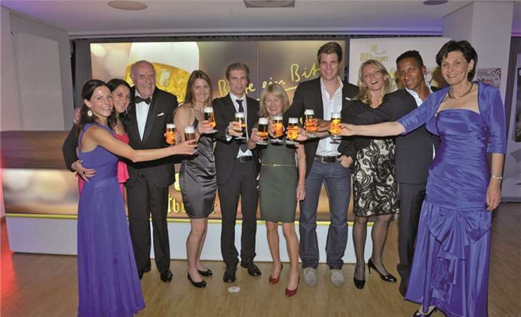 LSB-Präsidentin Karin Augustin (ganz rechts), die mit (v.l.) Sabrina Mockenhaupt, Anna Dogonadze, Dieter Enders (Präsident ADAC-Gau Mittelrhein), Carolin Hingst, Peter Joppich, Ellen Wessinghage, Richard Schmidt, Lilli Schwarzkopf und Raphael Holzdeppe anstößt.P. Seydel/LSB