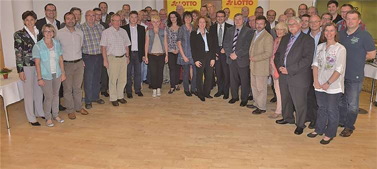 LSB-Präsidentin Karin Augustin (l.) mit den Jury-Mitgliedern um LSB-Vizepräsident Walter Desch sowie den Gewinnern des Wettbewerbs. P. Seydel