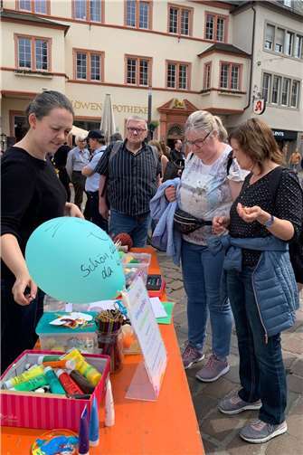 LTK-Mitglieder besuchen die Aktionsstände auf dem Hauptmarkt in Trier.  Fotos: Caritas Zentrum, Mendig
