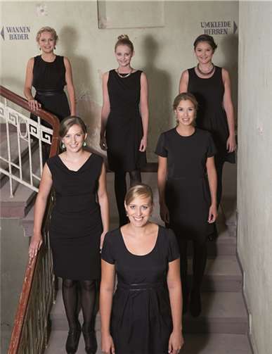 LaCappella, das sind Karen Tessmer, Magdalena Bauer, Rosalie Schüler, Madeleine Bender, Marie Tetzlaff und Antonia Bieker - Sechs stimmgewaltige junge Frauen, moderne Stücke und ein untrügliches Gespür für außergewöhnlichen Klang.Alexandra Vosding