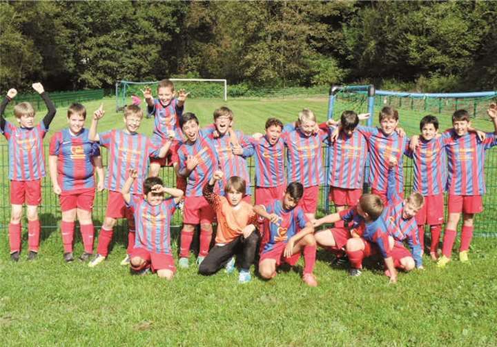 Lachende Gesichter der Sayntaler D-Jugend nach dem Lokalderby. privat