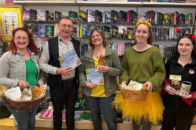 Lachende Gesichter im Buchhandel- Olaf Waldecker und Katrin Oesterwind mit „Die leise Kraft der Liebe“.