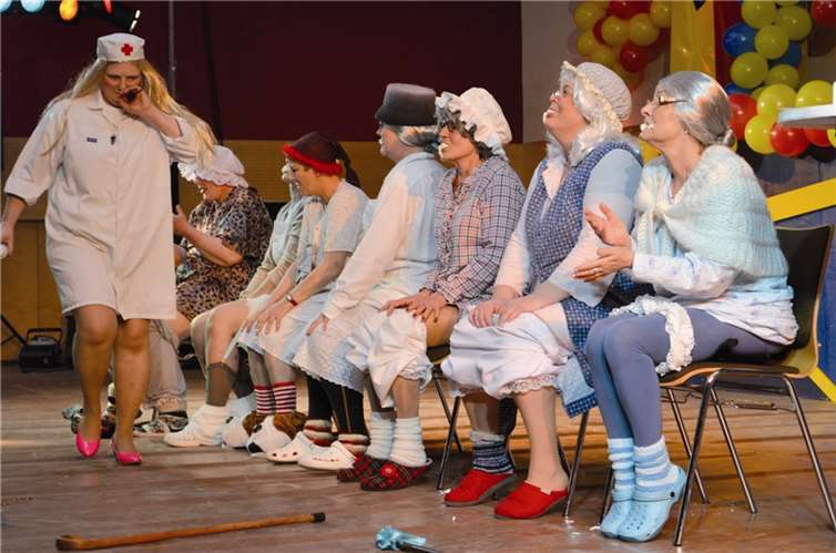 Lachsalven ernteten die Thurer Möhnen für ihre „Sparmaßnahmen im Altenheim“.