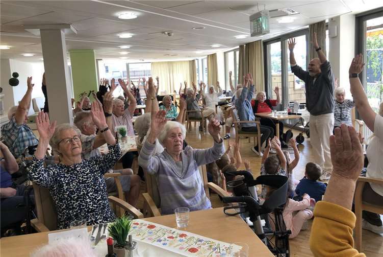 Lachtherapie begeistert Neuwieder Senioren.Foto: G. May