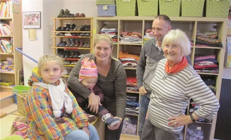 „Laden“-Leiterin Margot Stober (re.) und ein ehrenamtliches Team sorgen dafür, dass der Laden floriert. privat