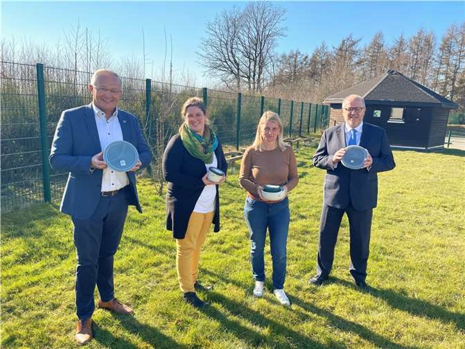 Laden gemeinsam zur Informationsveranstaltung „Mehrweg to go“ ein (von links) Landrat Achim Hallerbach (Kreis Neuwied), Gabi Schäfer von der Stabsstelle Energie, Klima und Umwelt des Kreises Neuwied, „Wir Westerwälder“-Vorständin Sandra Köster und Landrat Dr. Peter Enders (Kreis Altenkirchen). Beim Fototermin verhindert war Landrat Achim Schwickert (Westerwaldkreis). Quelle: Wir Westerwälder