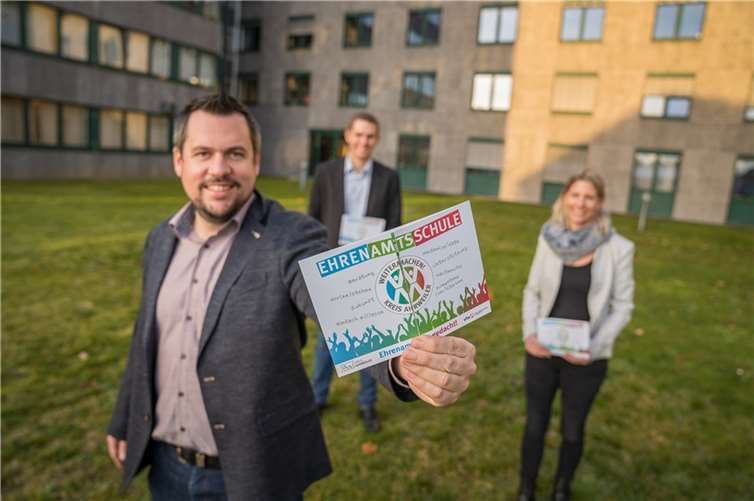 Laden gemeinsam zur bereits dritten Runde der Ehrenamtsschule ein: Projektleiter Mario Stratmann (vorne), KVHS-Leiter Christian Hofeditz und Projektkoordinatorin Michaela Wolff.  Foto: Kreisverwaltung Ahrweiler / Bernhard Risse
