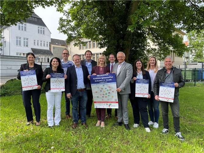 Laden gemeinsam zur großen AusbildungsmessePlus auf dem Neuwieder Luisenplatz ein: (von links) Nikolinka Georgieva (Hwk), Nesrin Uslu (Ausbildungsleiterin Kreisverwaltung), Oliver Kneip (Jobcenter), OB Jan Einig, Michael Braun (Kreishandwerkerschaft), Kristina Kutting (IHK), Jens Fiedermann (Hwk), Landrat Achim Hallerbach, Alexandra Rünz (Wirtschaftsförderung Stadt Neuwied), Amelie Enderle (Agentur für Arbeit) und Ralf Winn (Kreishandwerksmeister).  Fotos: Kreisverwaltung Neuwied/Ulf Steffenfauseweh