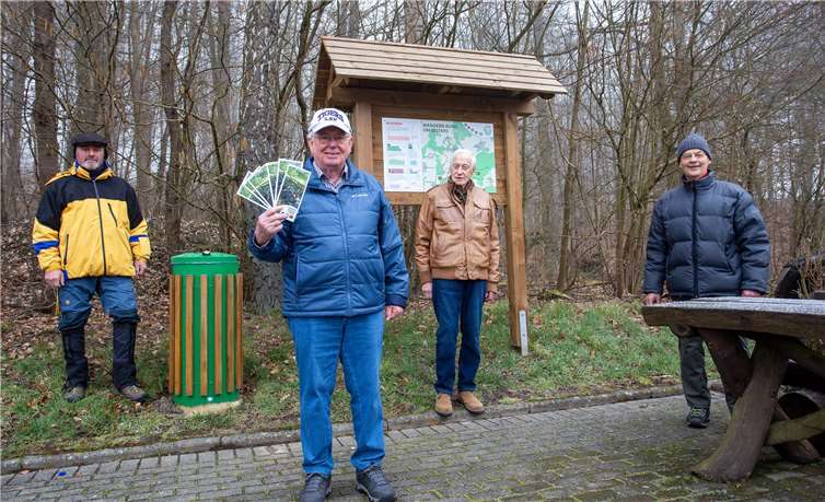 Laden mit Karten und Tafeln zum Wandern rund um Selters ein: (von links) Rolf Jung, Karl Hahn, Horst Kauer und Dieter Schmidt am Wanderparkplatz „Vier Buchen“Foto: Eckhard Schneider