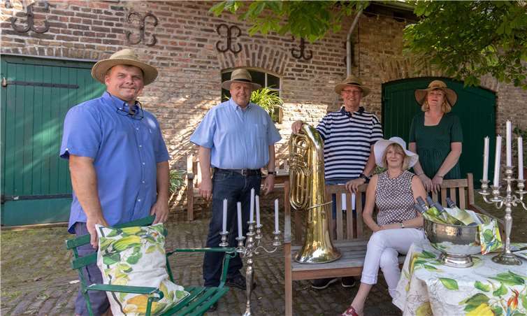 Laden zur Nacht unter der Kastanie ein v.l.: Peter Klee, Wilhelm Ley, Harald Borchert Sabine Dräbing und Gabriele Sperling.Foto: CEW