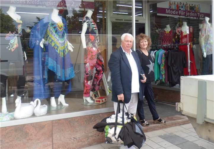 Ladenchefin Valentina Weigel und der Verfasser Siegfried Schwaner, der eine Tasche gebrauchter, aber gut erhaltener Kleidungsstücke von sich und seiner Frau mitgebracht hat.Foto: Bedarfshilfe Meckenheim