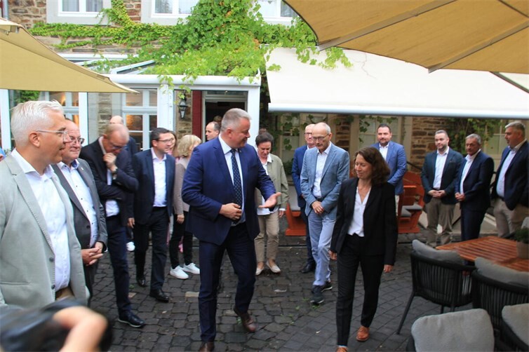 „Ladies first“: Ministerpräsident Gordon Schnieder lässt Landrätin Cornelia Weigand den Vortritt. 