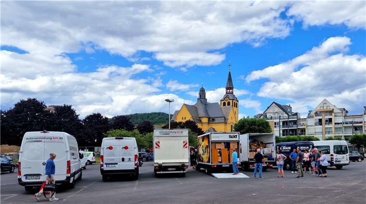 Ladungssicherungskontrolle vor der Bad Hönninger Stadtkulisse bei den Fahrzeugen des Hilfskonvois.