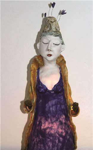 Lady-Leuchtobjekt eine Keramik von Gudrun Lüpke-Dolny.