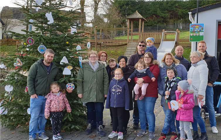 Lämeje Kids und Eltern hatten viel Freude an der Verschönerung des örtlichen Weihnachtsbaumes. Foto: privat