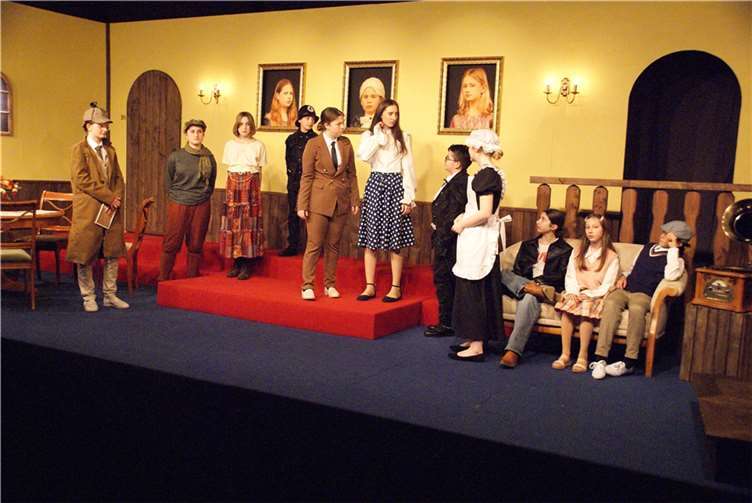 Längst besteht unter Theater-Fans der Region Einigkeit: Mit ihrer fachmännischen Arbeit, vor und hinter der Bühne, steht – auch bei dieser Inszenierung – die Kleine Theater-AG den professionellen Kinder- und Jugendtheatern in Nichts nach. Quelle: Rhein-Gymnasium