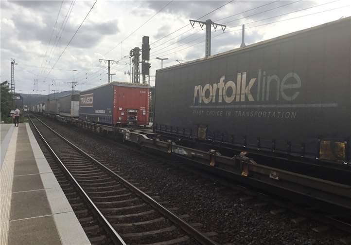 Längst schon überlastet der Güterverkehr das Rheintal.Foto: Schlagwein