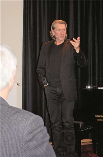 Lässig präsentierte Uli Masuth einen sarkastischen Parforceritt durch die Weltpolitik.DL