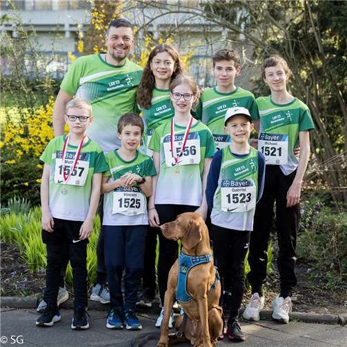 Läufer und Läuferinnen des LAV 23 – auch Hund Arthur war dabei!  Fotos: S. Groß