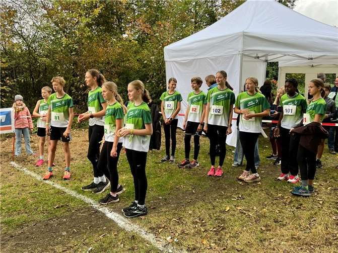 Läuferinnen und Läufer der Altersklasse U14/U16 an der Startlinie.  Foto: privat