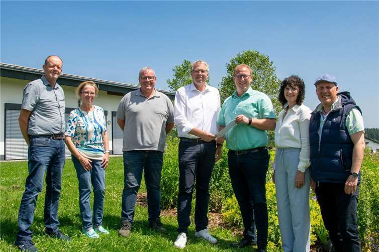 Läuteten das Dorferneuerungsprogramm in Oberraden ein (v.l.n.r.) Diethelm Stein, Bauamtsleiter der Verbandsgemeindeverwaltung Rengsdorf-Waldbreitbach, weitere Vertreter der Ortsgemeinde Oberraden, Achim Braasch; Bürgermeister der Ortsgemeinde Oberraden, Philipp Rasbach, Erster Kreisbeigeordneter, Kreisverwaltung Neuwied, Margit Rödder-Rasbach, Dorferneuerungsbeauftragte des Landkreises Neuwied und Reinhardt Paulus, Dorferneuerungsbeauftragter der ADD Trier.Foto: Lilian Warnke / Kreisverwaltung Neuwied