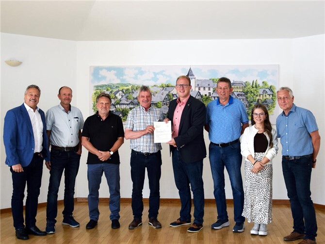 Läuteten den Start für die Dorfmoderation in Anhausen ein (v.l.n.r.): Hans-Werner Breithausen, Bürgermeister der VG Rengsdorf-Waldbreitbach, Diethelm Stein, Bauamtsleiter der Verbandsgemeindeverwaltung Rengsdorf-Waldbreitbach, weitere Vertreter der Ortsgemeinde Anhausen, Heinz-Otto Zantop; Ortsbürgermeister von Anhausen, Philipp Rasbach, Erster Kreisbeigeordneter, weitere Vertreter der Ortsgemeinde Anhausen, Lilian Warnke, Sachbearbeiterin Dorferneuerung Landkreises Neuwied und weitere Vertreter der Ortsgemeinde Anhausen.  Foto: Valerie Schmidt / Kreisverwaltung Neuwied