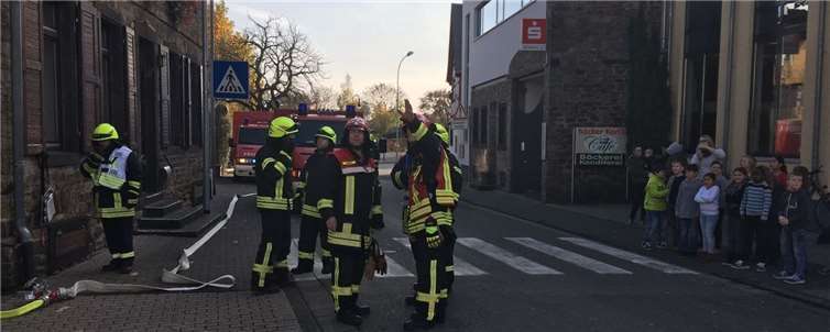 Lagebesprechung auf der Straße.  Feuerwehr St. Sebastian