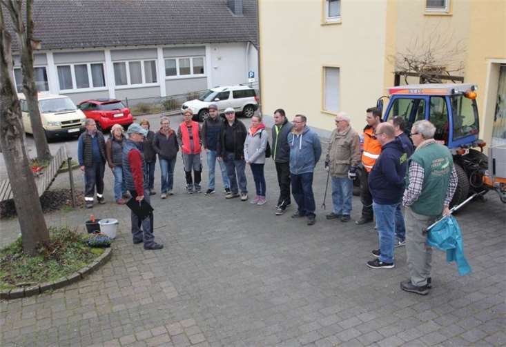 Lagebesprechung, bevor es zur Tat ging. Fotos: Jürgen Jachtenfuchs