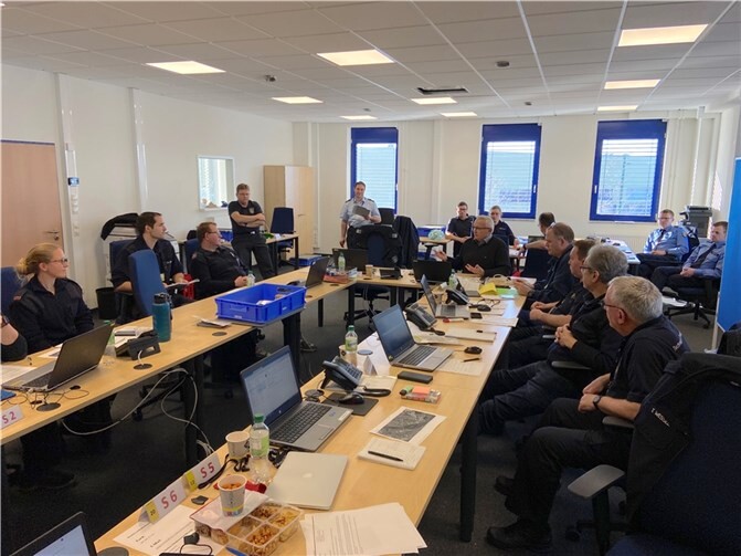 Lagebesprechung der Technischen Einsatzleitung gemeinsam mit Landrat Achim Hallerbach  Foto: Tim Wessel