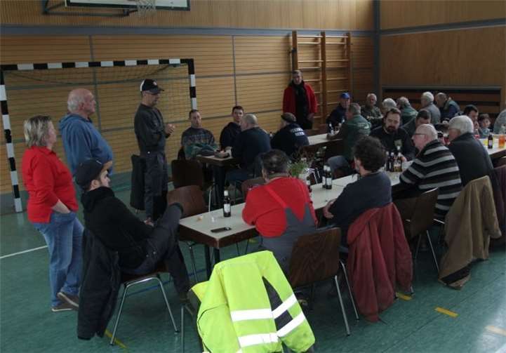 Lagebesprechung in der Turnhalle.  Foto Jürgen Jachtenfuchs