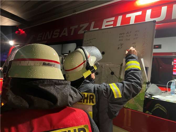 Lagebesprechung zur Entschärfung der Fliegerbombe.  Fotos: Freiwillige Feuerwehr Bad Honnef