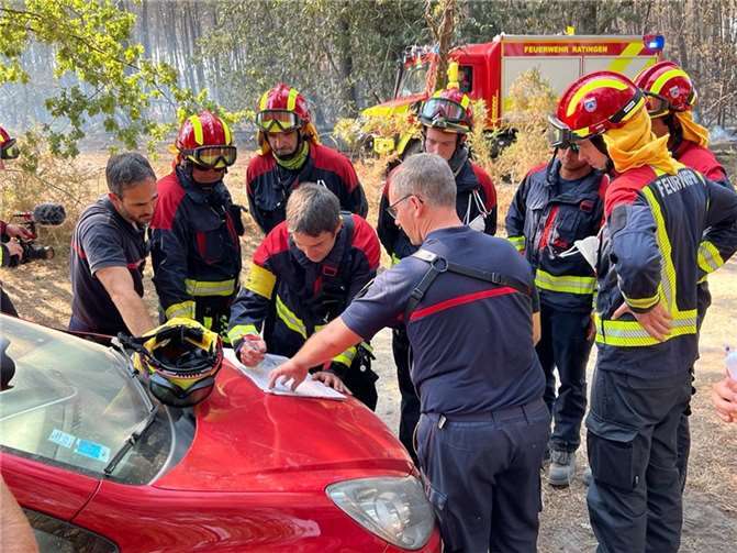 Waldbrand in Südfrankreich: Zahlreiche Einsatzkräfte aus NRW im Einsatz Lageeinweisung am Führungsfahrzeug.