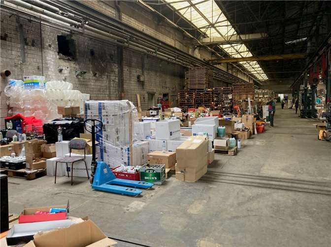 Unternehmen helfen an der Ahr Lager mit Sachspenden in Ahrbrück. Foto: privat
