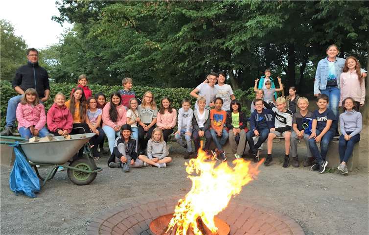 Lagerfeuer und Stockbrot abends in der Jugendherberge. privat