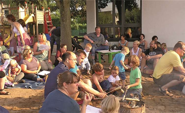 Lagerfeuerromantik im Sandkasten der Wormersdorfer Kindertagesstätte: Da wurden bei vielen Eltern Erinnerungen an die eigene Kindheit und Jugend wach. privat