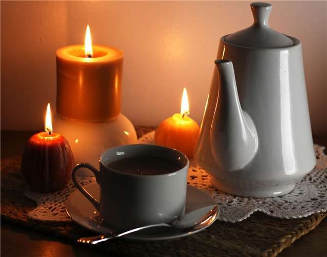 Lagom – das bedeutet Harmonie, Ruhe, Heimeligkeit. Dazu gehören in jedem Fall viele Kerzen und eine gute Tasse Tee. Quelle: Pixabay © SueofNY (CC0 Public Domain)