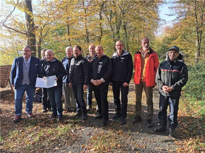 Lahnstein erhält einen LEADER-Förderbescheid in Höhe von 250.000 Euro für das Kur- und Heilwald-Projekt. (v.l.n.r.: Staatssekretär Andy Becht, Projektmitarbeiterin Astrid Haderlein, OB Peter Labonte, Landrat Frank Puchtler, Vorsitzender der LAG WOM Peter Unkel, Forstamtsleiter Andreas Nick, Projektmitarbeiter Dr. Jörg Henning, Projektmitarbeiter Jens Blümel, Dr. Markus Fohr von der Lahnsteiner Brauerei, Projektmitarbeiter Leo Cremer.) Foto: Eva Dreiser / Stadtverwaltung Lahnstein