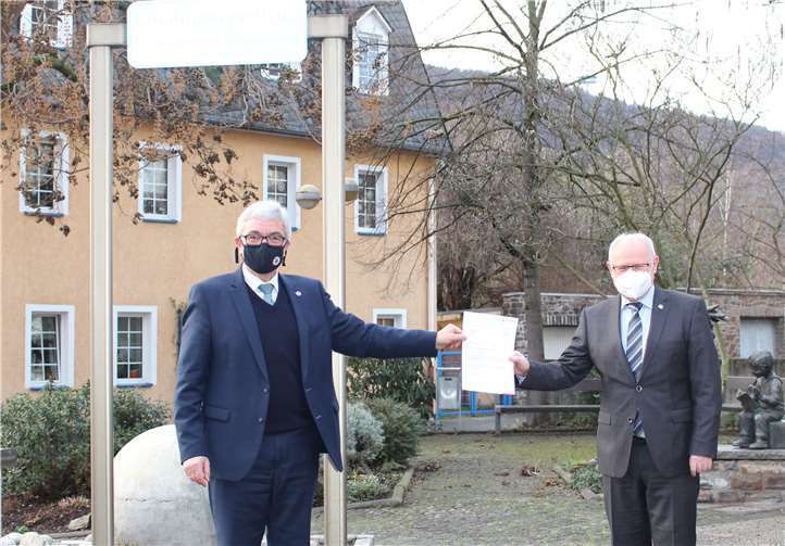 Lahnstein macht offiziell mit bei der InSiKo: Innenminister Roger Lewentz überreicht Lahnsteins OB Peter Labonte den Bescheid. Foto: Stefanie Witte / Stadtverwaltung Lahnstein)