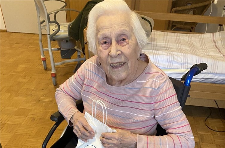 Lahnsteins Beigeordneter Manfred Radermacher gratulierte Margot Dillenberger zum 98. Geburtstag. Foto: Manfred Radermacher / Stadtverwaltung Lahnstein